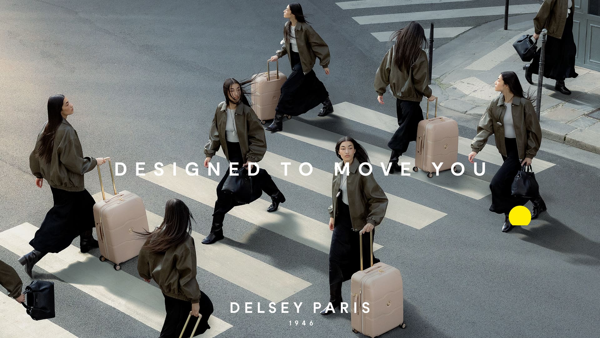 Visuel DELSEY PARIS «&nbsp;DESIGNED TO MOVE YOU&nbsp;»&nbsp;: une même voyageuse, démultipliée sur un passage piéton, tire des valises Chatelet Air 2.0 beige rose de l’édition 80&nbsp;ans. Signature «&nbsp;DELSEY PARIS 1946&nbsp;».