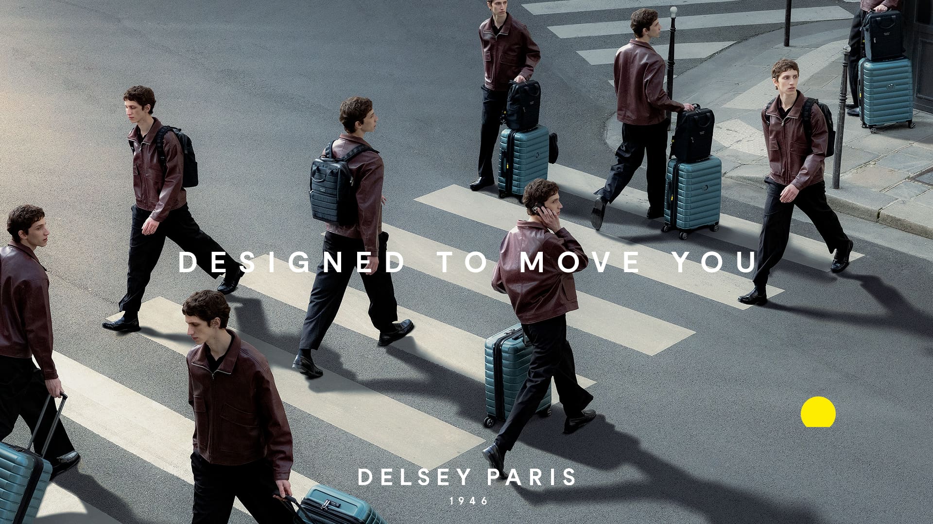 Campagne Shadow 5.0 : un même homme, répété plusieurs fois, traverse un passage piéton avec des valises Shadow 5.0 vertes et des sacs à dos noirs ; texte « DESIGNED TO MOVE YOU » et « DELSEY PARIS 1946 »